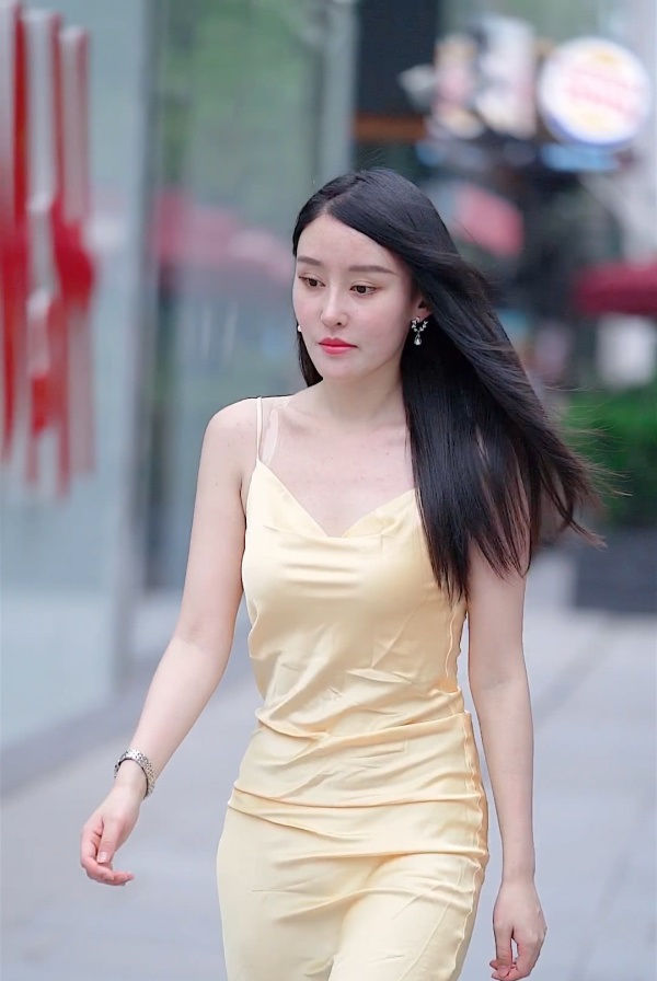  【实用】还是吊带裙实用,简约舒适又清凉,轻松提升你的外在美