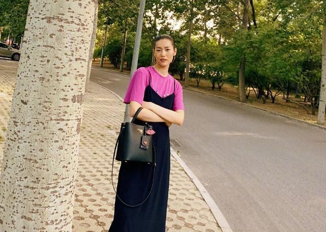  『女人』真正会穿的女人，穿裙子很少配高跟鞋，看刘雯的穿搭就知道了！
