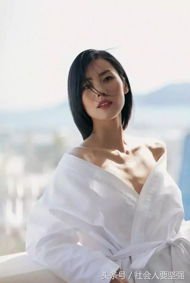 刘雯真的拼了！拼接吊带裙硬生生挤出乳沟，对镜自拍让人想入非非