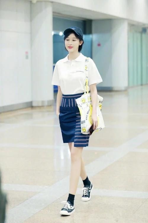 张俪现身机场，白短裤配绿袜子居然一点不丑，网友：还不是腿长！