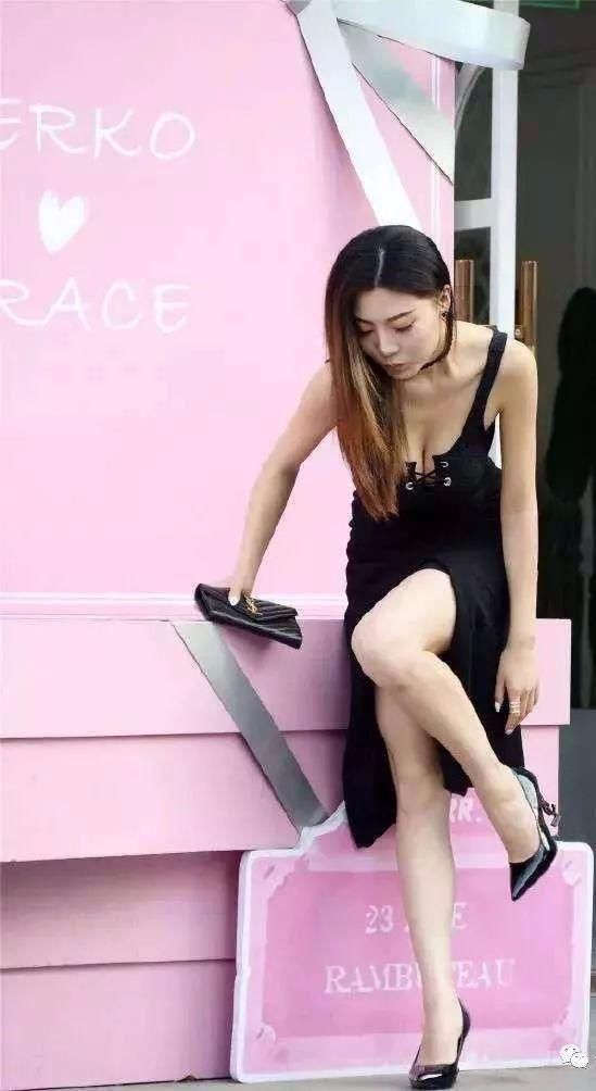 街拍:鞋跟太高崴到脚，为了臭美也是拼了!