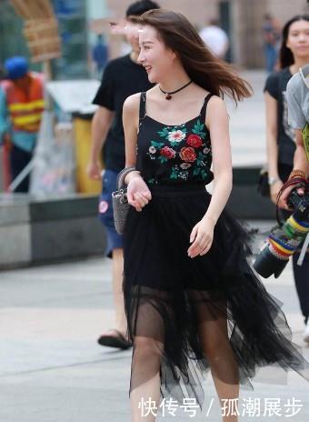 『 国色天香』白蕾丝紧身衣配短裤，十分温婉甜美，街拍：国色天香的小姐姐