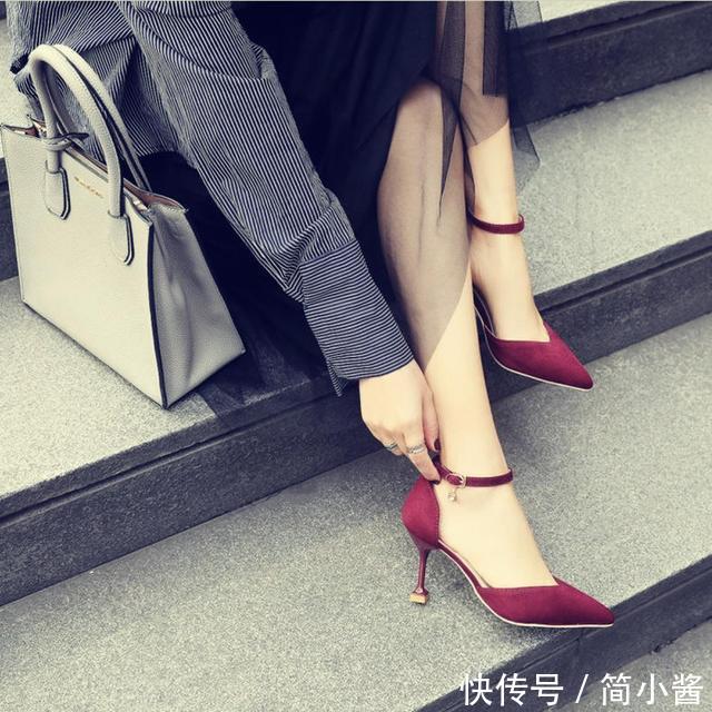 细跟高跟鞋，穿出你的淑女气质