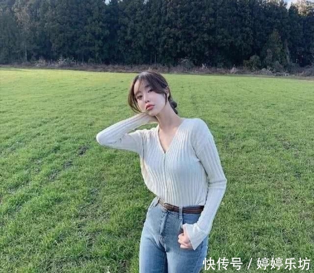 『色彩』别将“奶奶衫”穿出奶奶味!这几种减龄的韩范儿穿搭,甜美又温柔