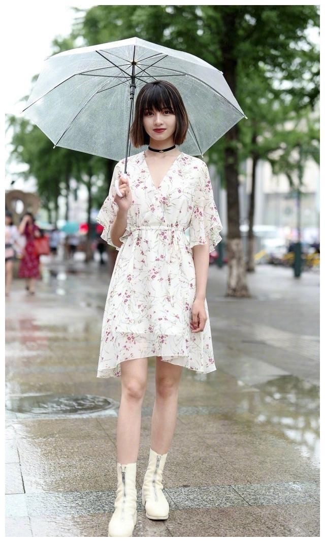 街拍：低胸吊带上衣搭配时尚短裤，细长双腿更加迷人