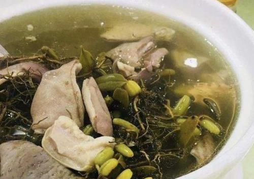  杂草：石缝里的“杂草”，能结翠绿的“果子”，甚是少见，拔走1棵少1棵