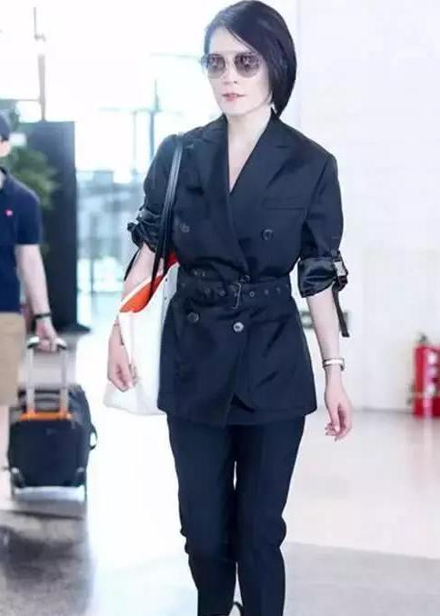 当蒋欣和俞飞鸿同穿西装,网友:终于见识了熟女的魅力有多大