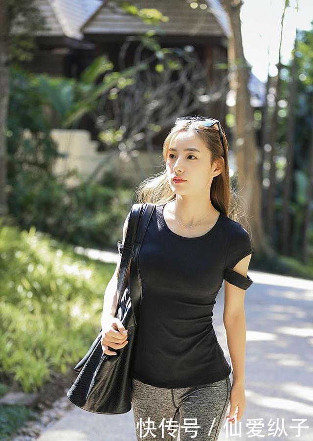  『美女』街拍丰满性感的紧身打底裤美女，展现优雅的迷人姿态