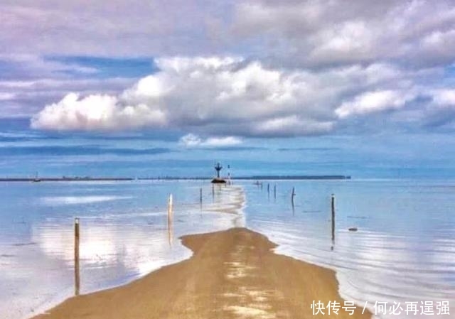 法国有条“海上公路”,汽车经常踏浪而行,一天只能通行两次