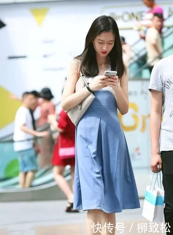  『短袖T恤』女性穿上高跟鞋, 打造出时尚魅力的自己