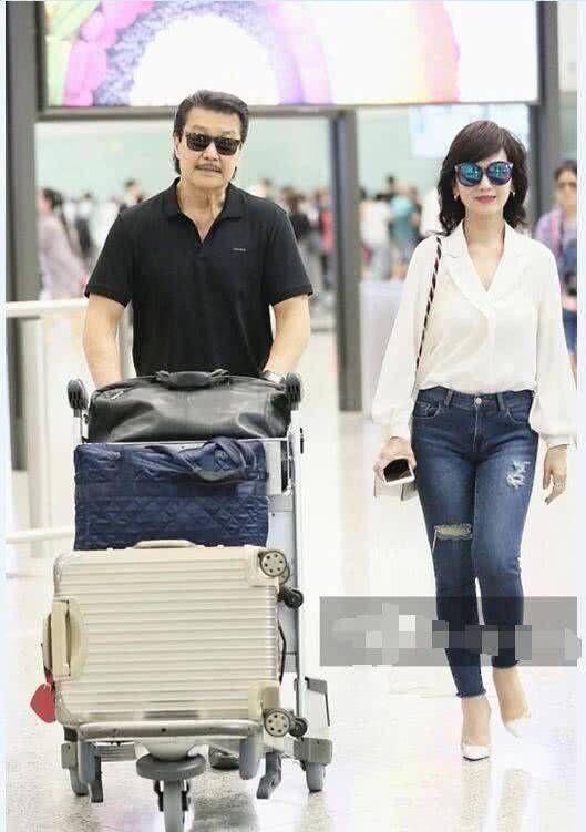 4岁赵雅芝穿紧身牛仔裤现身，全身上下没有一点赘肉，00后要疯了