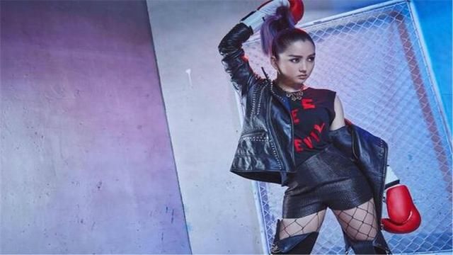 何洁为3岁孩子半夜发文骂人:垃圾东西，网友:又想出来捞钱了