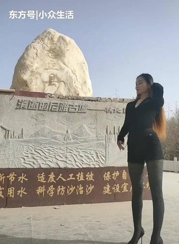  好处|街拍：妹子穿热裤有什么好处?再也不愁个子矮了!