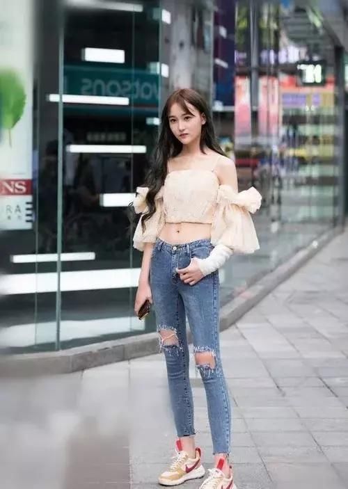 街拍：清纯优雅的紧身裙美女，给你一天美好的心情