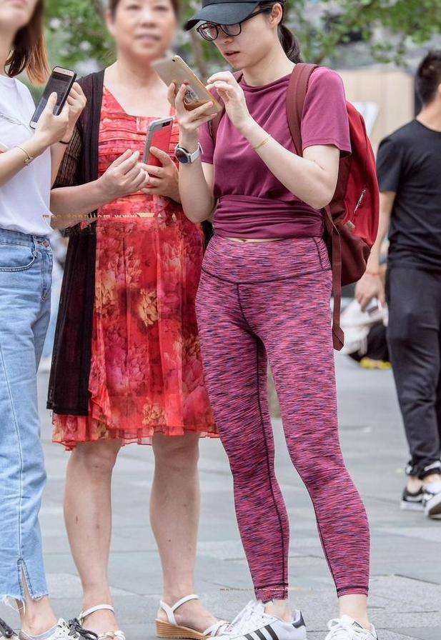 街拍：气质小姐姐紧身裤裹出微胖身材，走路姿势尽显成熟女人味儿