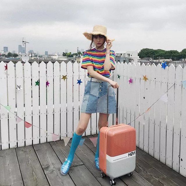 年仅21岁身高167的横田成当红的杂志麻豆,坐拥日圈26万粉丝,超