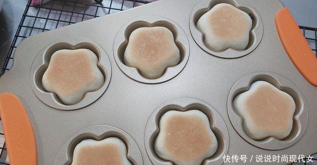  『发酵』小朋友非常喜欢的小餐包，蓝莓果酱夹心小餐包，简单易作酸甜可口