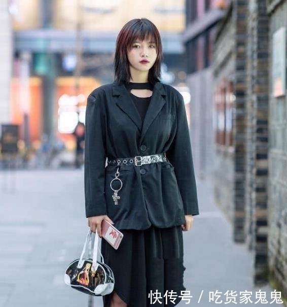  『天使』街拍美女：有着天使笑容的小姐姐，美搭时尚热裤，更显女人魅力！