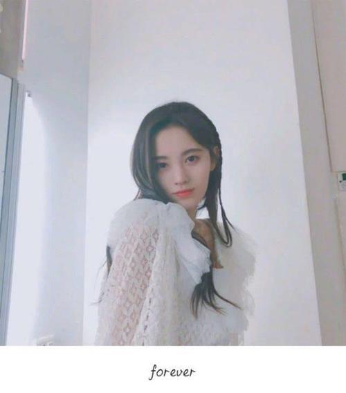 鞠婧祎腰太细，紧身裤扣子全系上还松垮，网友：76斤我信了