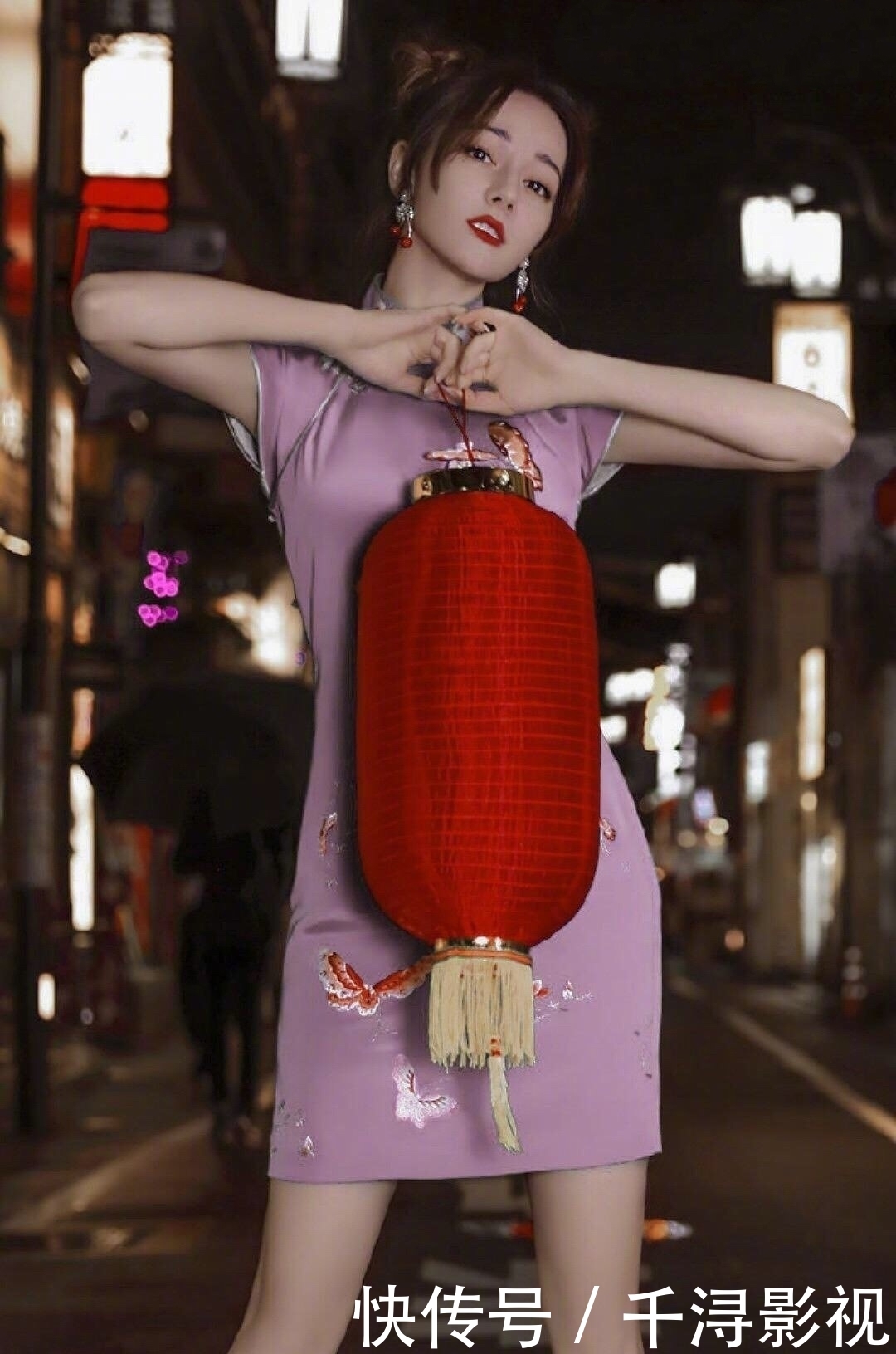  #迪丽热巴#别再扎马尾了，今年最火“双丸子头”热巴都在扎，简直好看到犯规