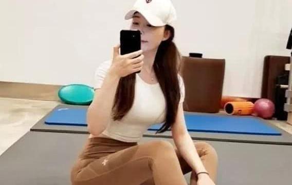 打底裤搭配运动鞋，看完之后让你过一个时髦的秋天！