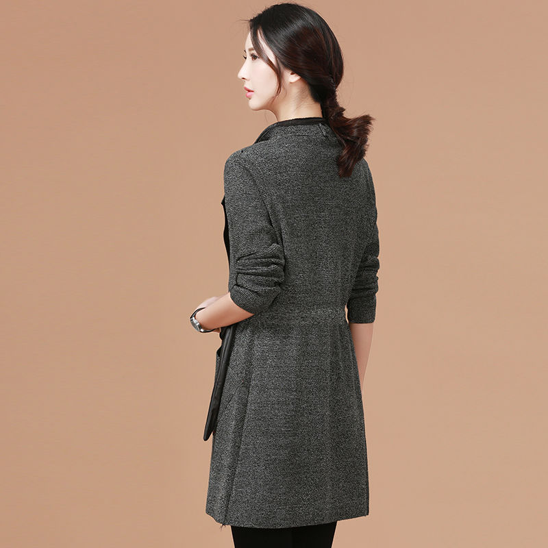 过时的羊绒大衣别穿了，今年流行这样的秋装外套，洋气显瘦美
