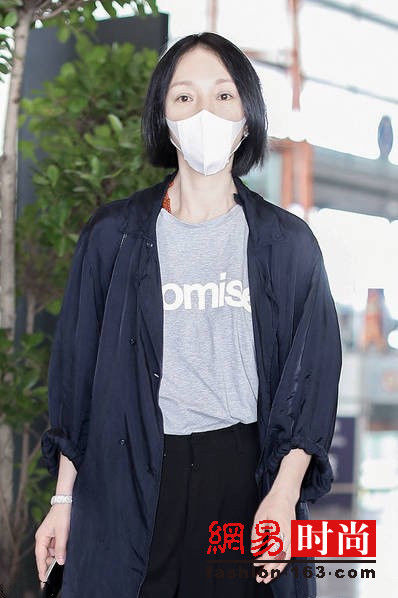 周迅穿这样去巴黎高定周 机场街拍从不摆谱
