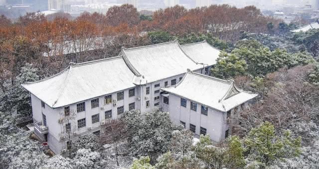 雪中的武汉大学校园，安静与和谐的交融，让人流连忘返