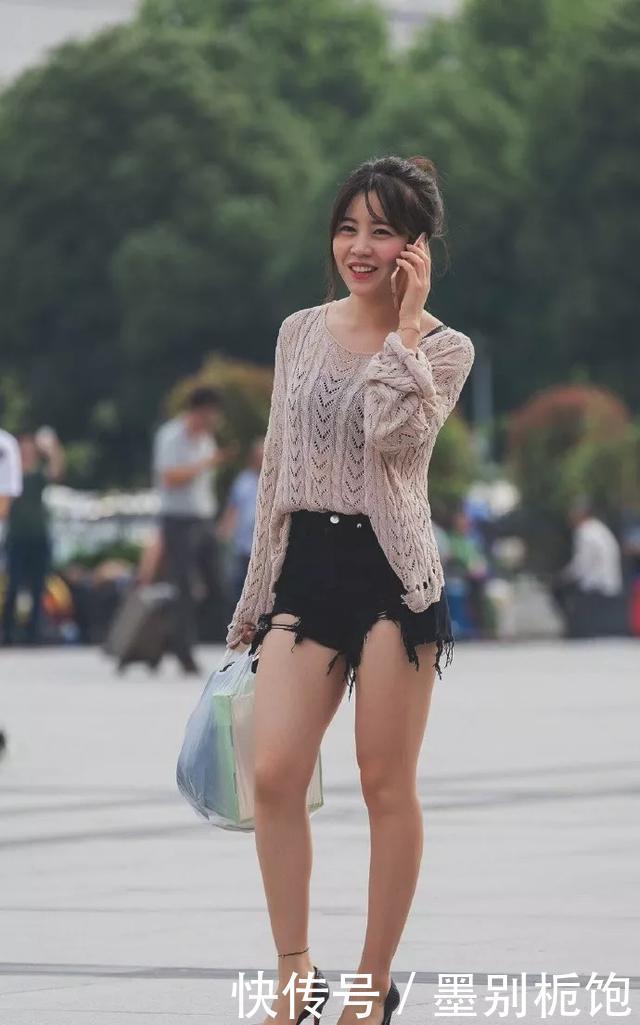  『美女』美女脚上穿上一双尖头的高跟鞋，简约又有型，显得更外的美丽动人