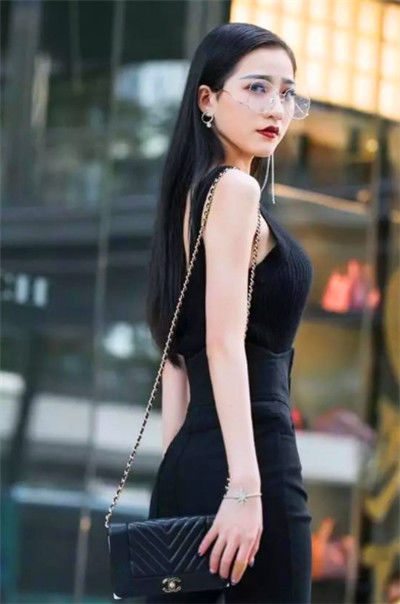 『风采』街拍:身姿婀娜的美女,身穿吊带连衣裙,尽显时尚风采