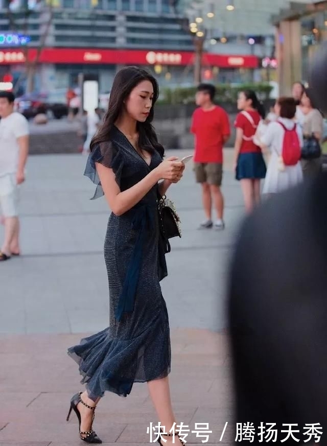「紧身裤」女生穿她高跟鞋在搭配上一条紧身裤,走到哪里都是时尚迷人的焦点