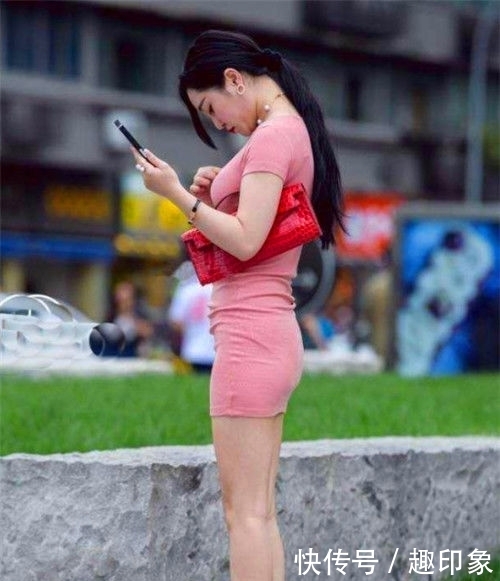  连体：街拍：小美女身穿时尚的吊带连体短裤，秀出白皙长腿，清秀靓丽