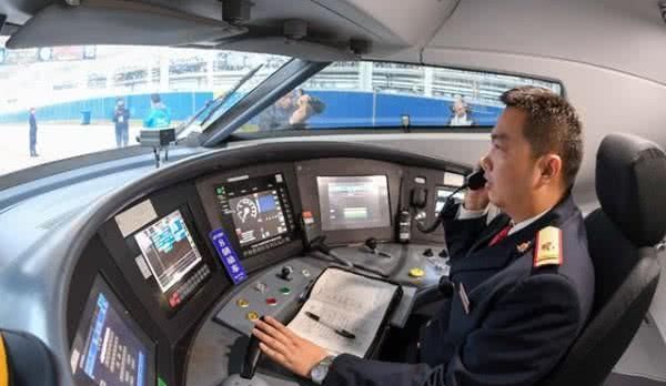 高铁司机只有一人，万一内急了该怎么办？无知限制了我的想象