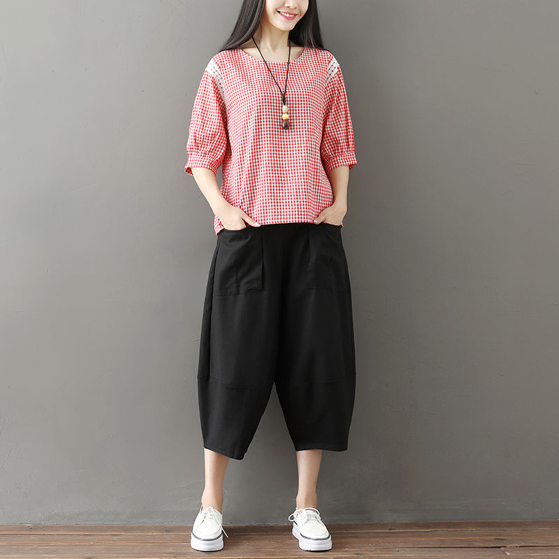 如果你也是70后，嫌穿裙子不方便，就穿棉麻套装，洋气超嫩美