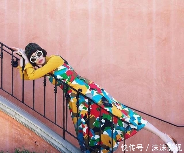 『小S』小S的奇葩穿衣又出现了,一袭粉色长裙配“大妈”墨镜,土到极致