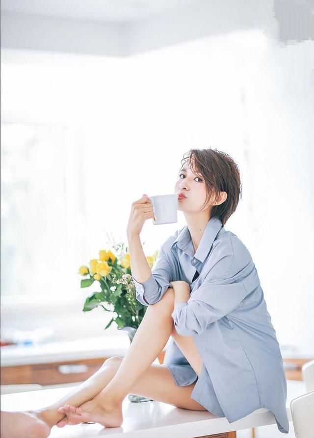  「气质」张蕾 罕见写真，只穿淡蓝色衬衫凹造型，凌乱短发气质惊艳太撩人