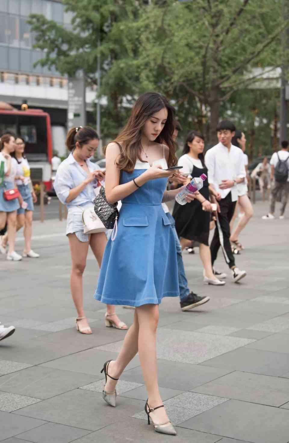 街拍 夏天牛仔短裤和连衣裙哪个更时尚好看？反正我喜欢图4的姐姐