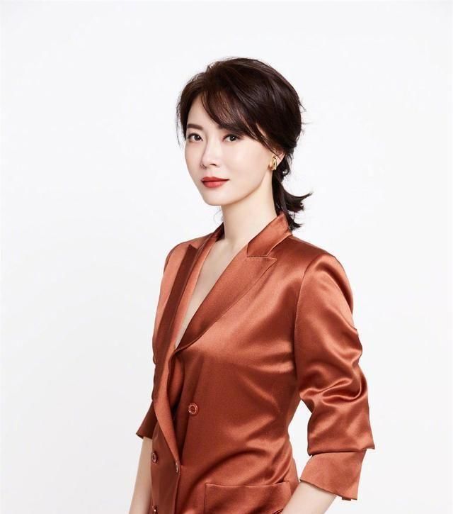  女人：上了年纪的女人,尽量这样弄发型,显年轻还拉高气质!