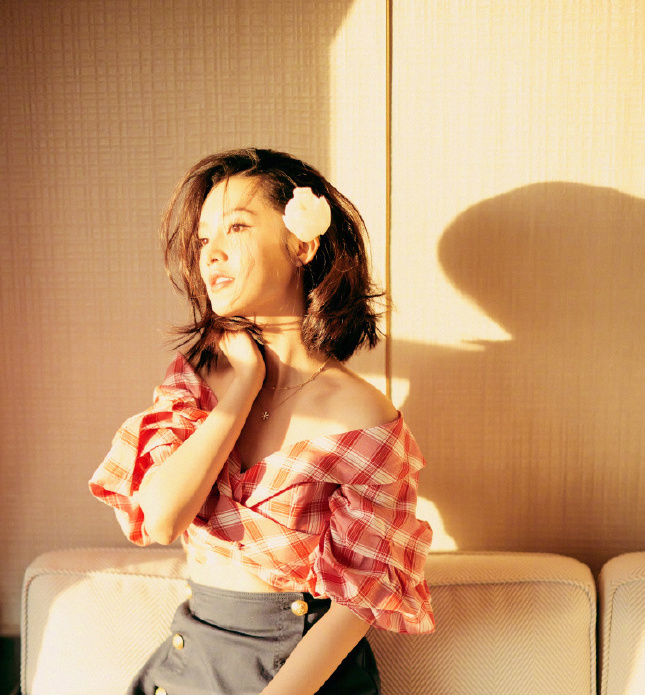 28岁李沁放大招了！身着波点裙性感迷人，网友：这双美腿太抢镜了