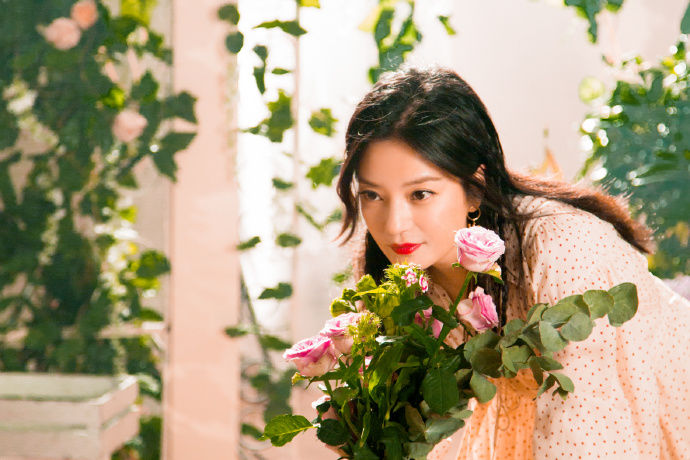 置身花丛中的仙子 中餐厅美厨娘赵薇身穿波点连衣裙 演绎优雅风情