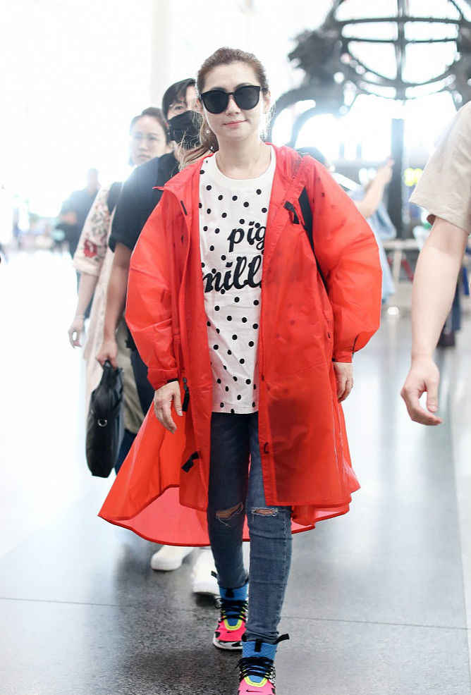 selina素颜现身下巴凹凸不平 无惧近拍甜笑招手状态好超自信