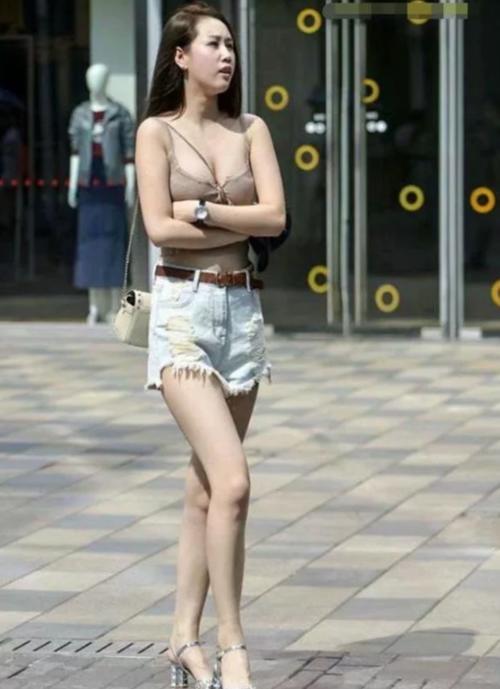 紧身打底裤：拥有女神气质的小姐姐，身材也是一级棒！