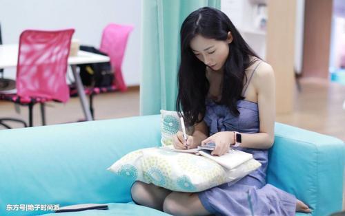 韩雪丝网上衣裹成“采蜜女”，自拍再现高科技，网友：真壕气