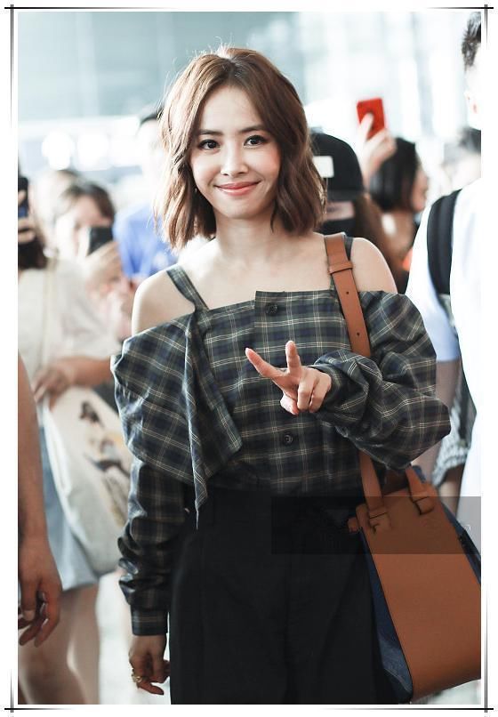 蔡依林为博眼球，在阔腿裤上挖了两个洞，网友：这腿秀的我给满分