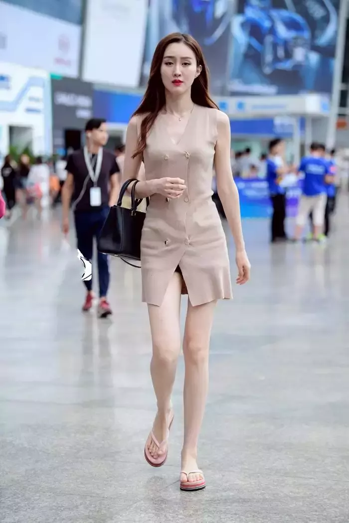 街拍，初秋来了，时尚潮流的你，怎么少的了这样轻熟时尚的穿搭呢