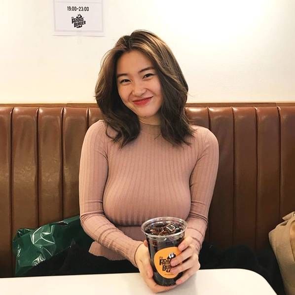 韩国妹穿了一条肉色连衣裙 成功吸引几万人