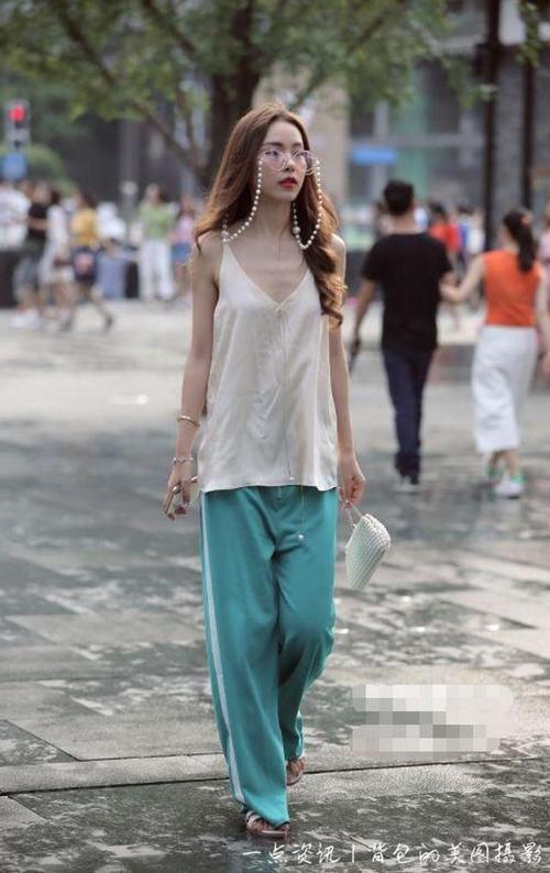 路人街拍，小姐姐举手投足之间散发着满满的女人味