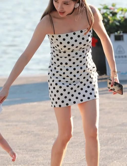 气质小姐姐穿紧身包臀裙，身材玲珑有致，脸上的笑容真甜美