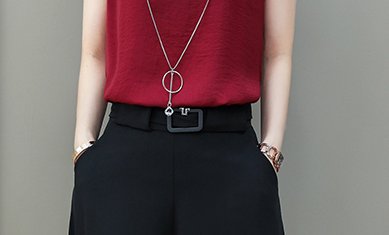 妹妹结婚，48岁老婆穿阔腿套装，高贵显优雅，惊艳众人频回头