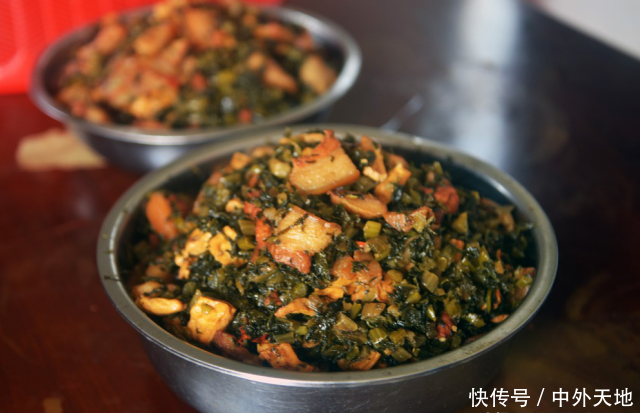  [农民]农民工吃午餐的照片，看完让人心酸，我再也不想浪费粮食